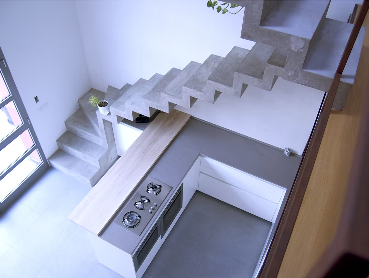 Interno: dettaglio dall'alto di una cucina e di una scala grigia di design